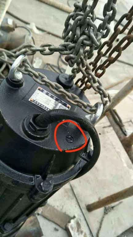 潜水排污泵上面的这两个螺丝是干嘛用的?